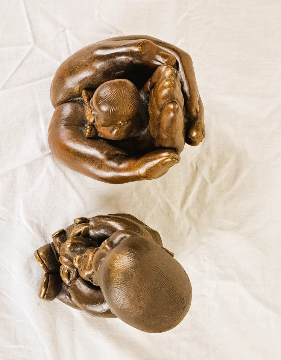 Lot van 2 decoratieve beeldjes van kinderen