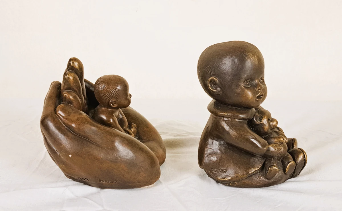 Lot van 2 decoratieve beeldjes van kinderen