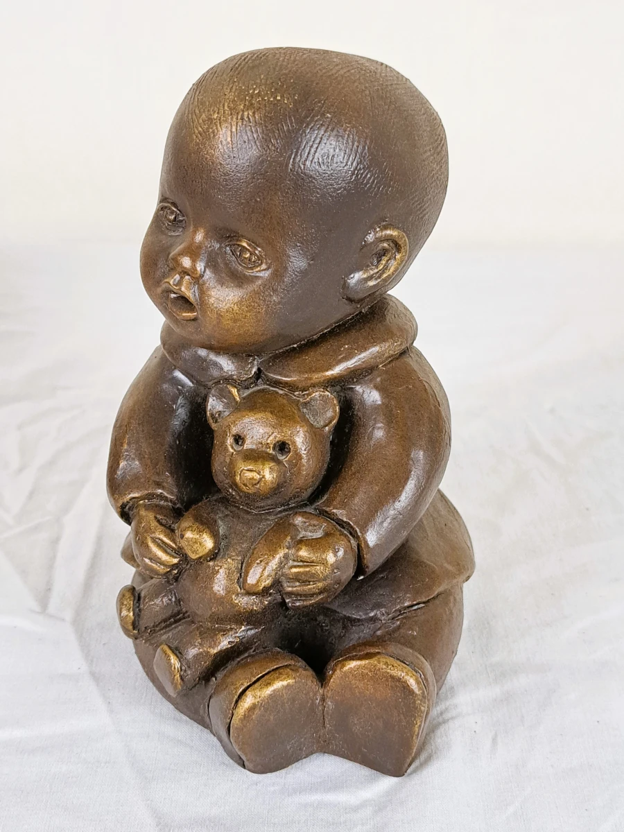 Lot van 2 decoratieve beeldjes van kinderen