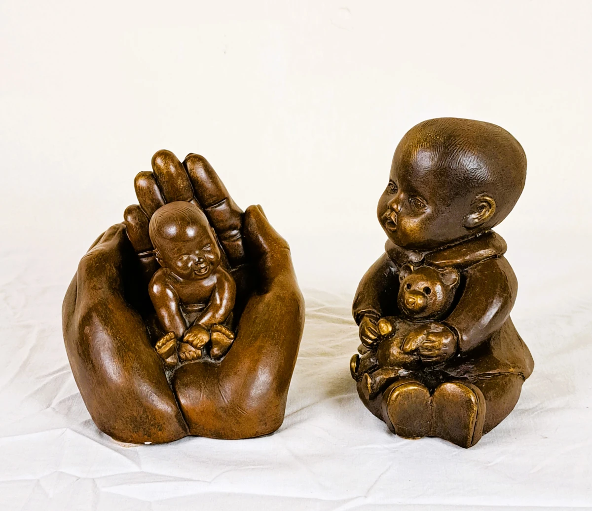 Lot van 2 decoratieve beeldjes van kinderen