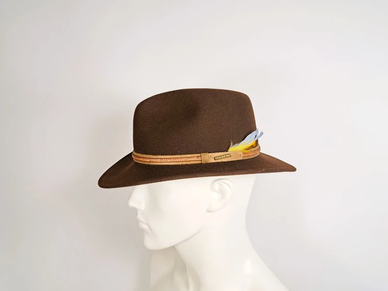 Bruine Stetson vilten hoed met veer en doos
