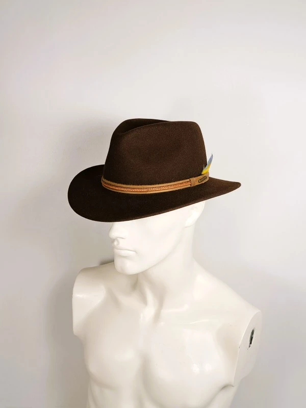Bruine Stetson vilten hoed met veer en doos