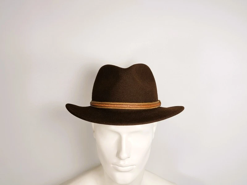 Bruine Stetson vilten hoed met veer en doos