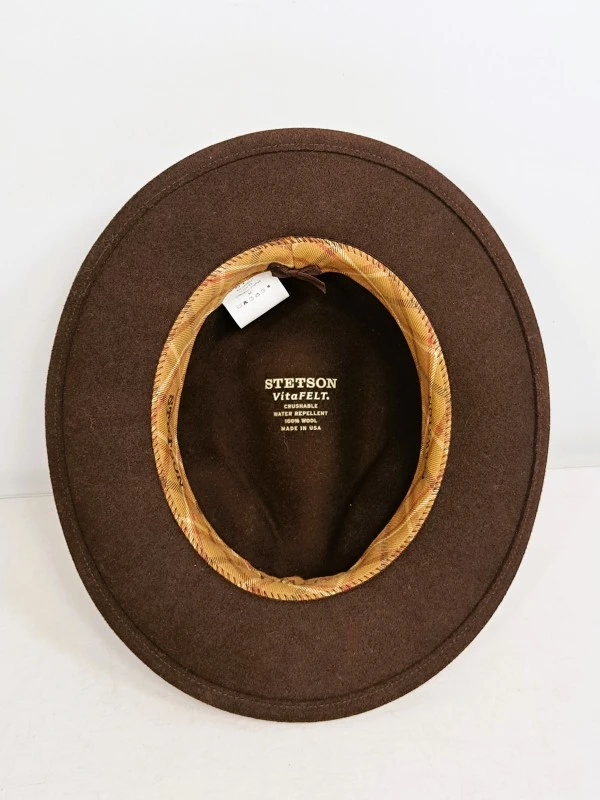 Bruine Stetson vilten hoed met veer en doos