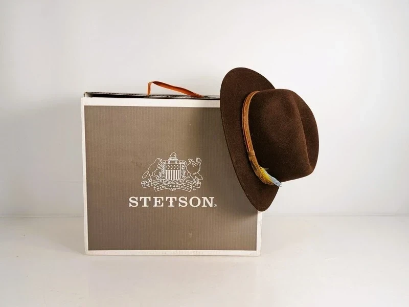 Bruine Stetson vilten hoed met veer en doos