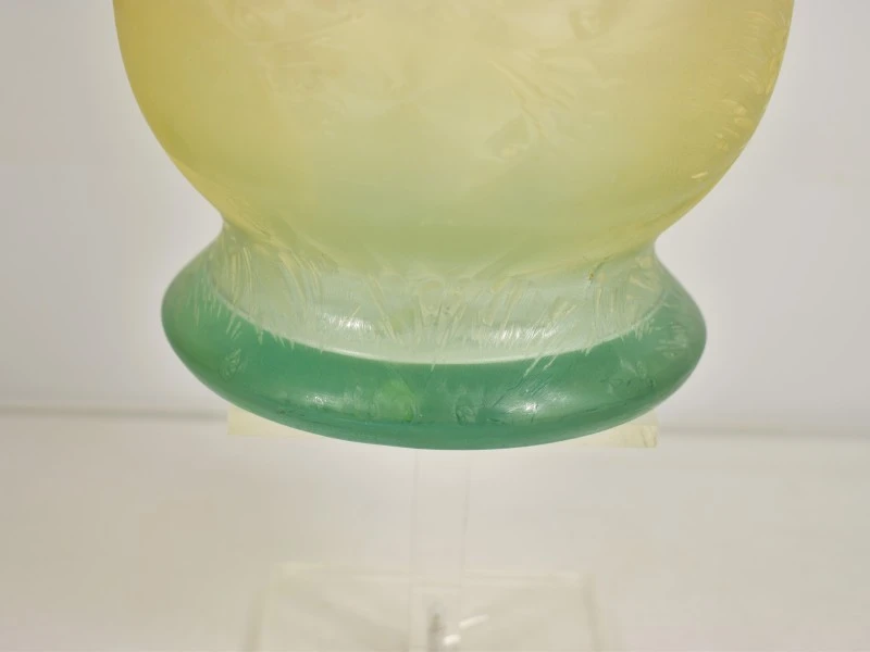 Decoratieve glazen vaas met groene voet