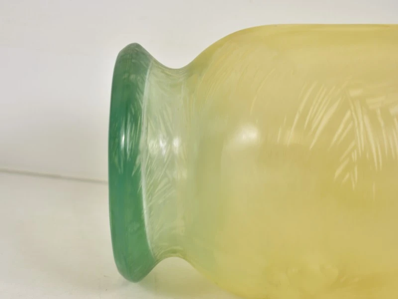 Decoratieve glazen vaas met groene voet