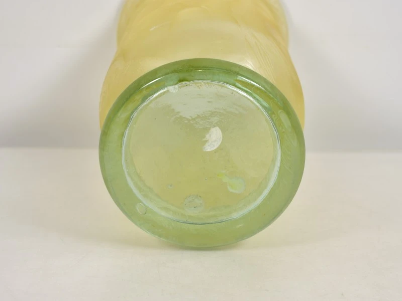 Decoratieve glazen vaas met groene voet