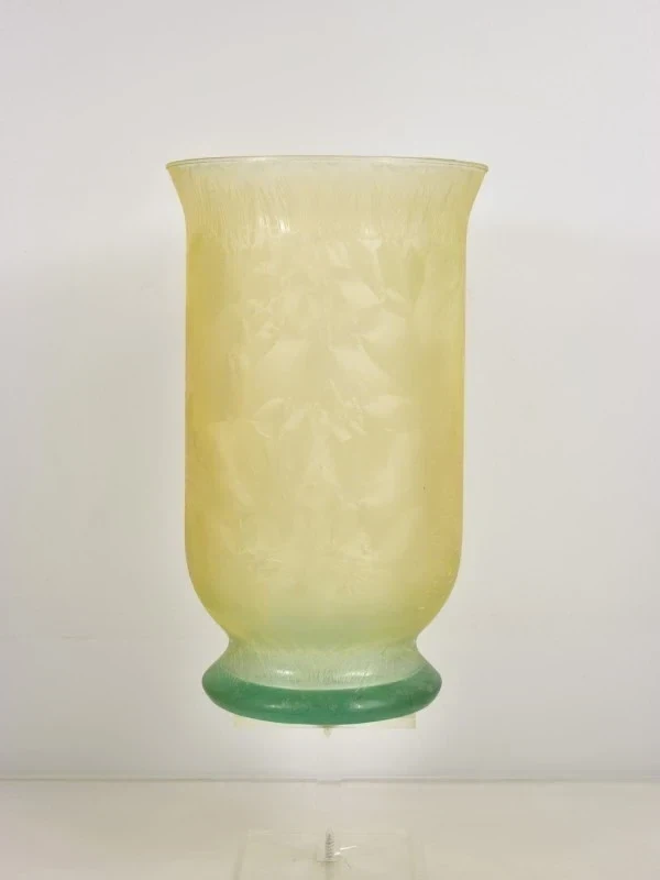 Decoratieve glazen vaas met groene voet