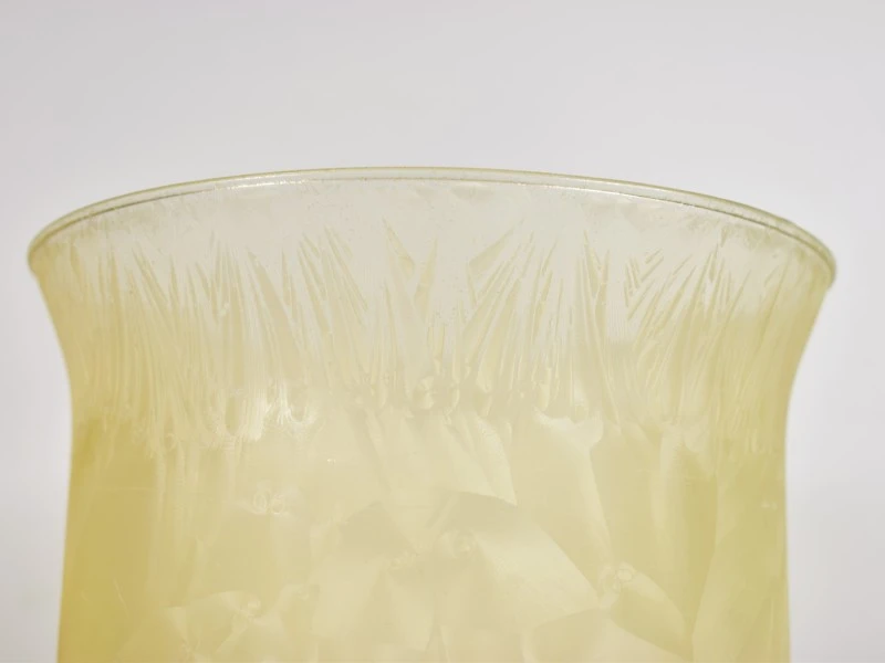 Decoratieve glazen vaas met groene voet