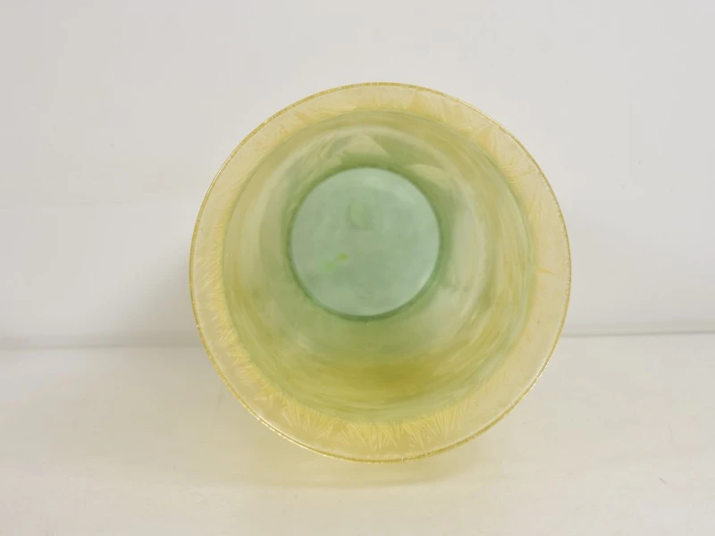 Decoratieve glazen vaas met groene voet