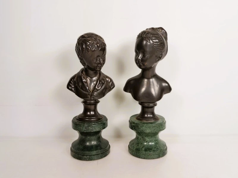 Set van 2 bronzen buste beeldjes op groene marmeren voet