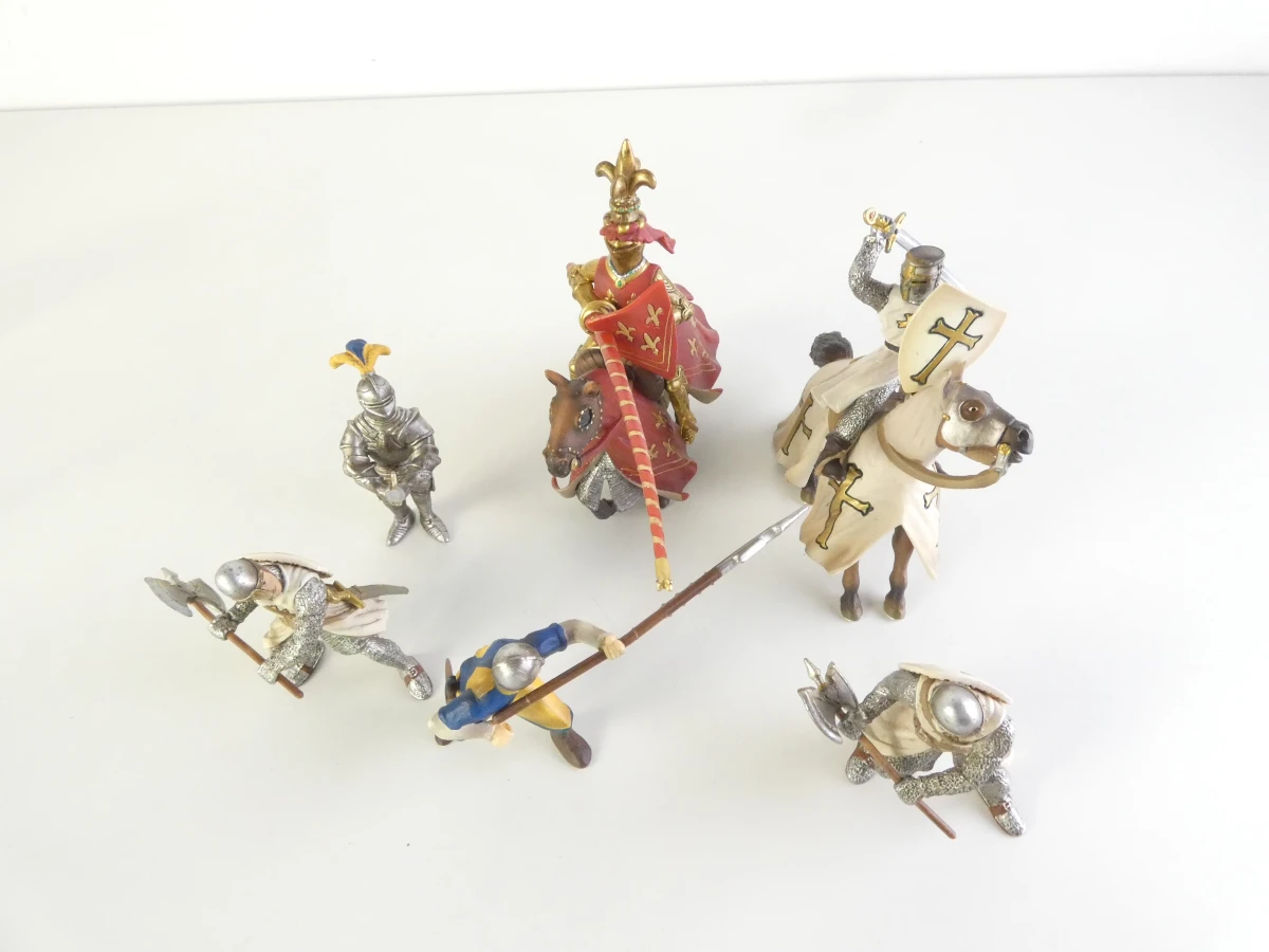 Lot van zes Schleich middeleeuwse ridders met twee paarden