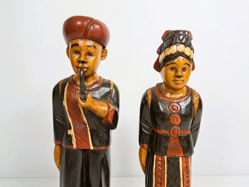 Set van 2 houten beeldjes van man en vrouw in traditionele kledij