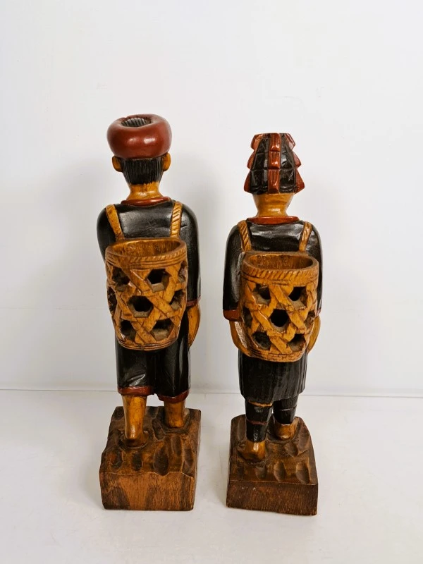 Set van 2 houten beeldjes van man en vrouw in traditionele kledij