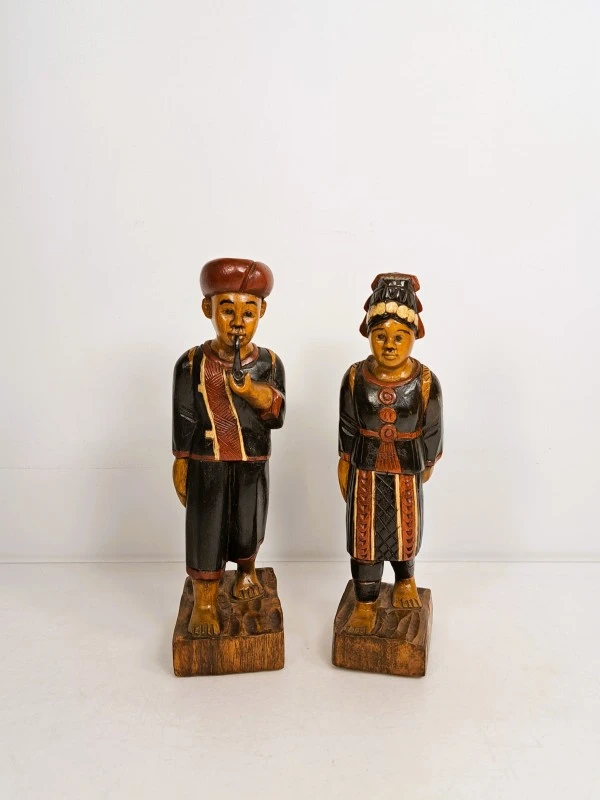 Set van 2 houten beeldjes van man en vrouw in traditionele kledij