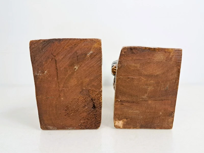 Set van 2 houten beeldjes van man en vrouw in traditionele kledij
