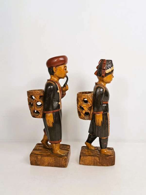 Set van 2 houten beeldjes van man en vrouw in traditionele kledij