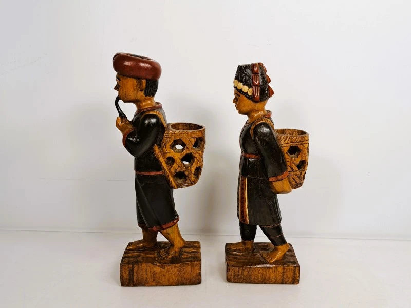 Set van 2 houten beeldjes van man en vrouw in traditionele kledij
