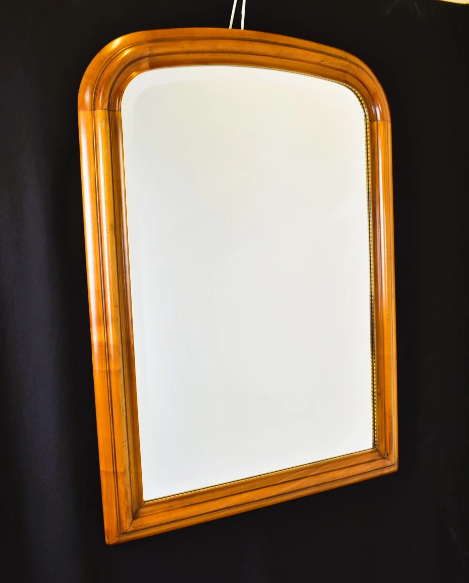 Houten wandspiegel met sierlijke lijst