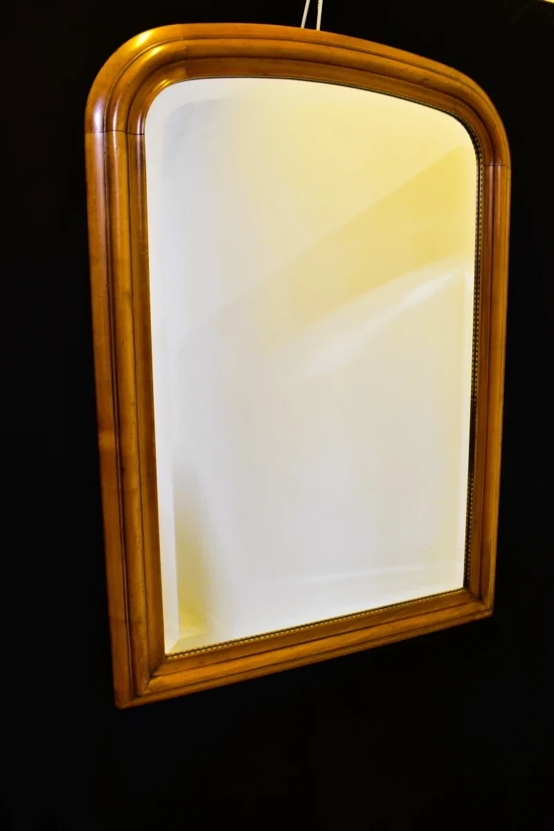 Houten wandspiegel met sierlijke lijst