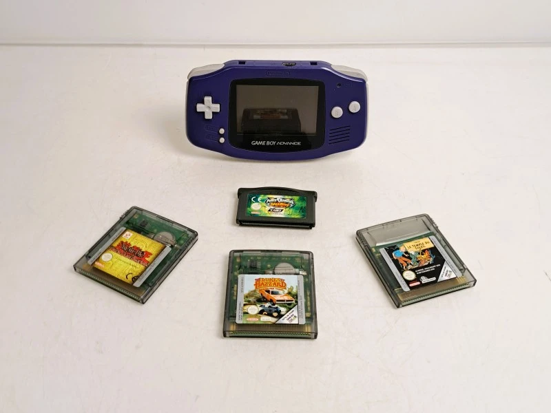 Game Boy Advance met 4 spelcartridges