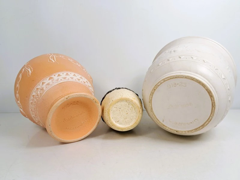Lot van 2 keramische vazen en bloempot, waaronder Scheurich West Germany