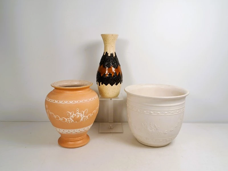 Lot van 2 keramische vazen en bloempot, waaronder Scheurich West Germany