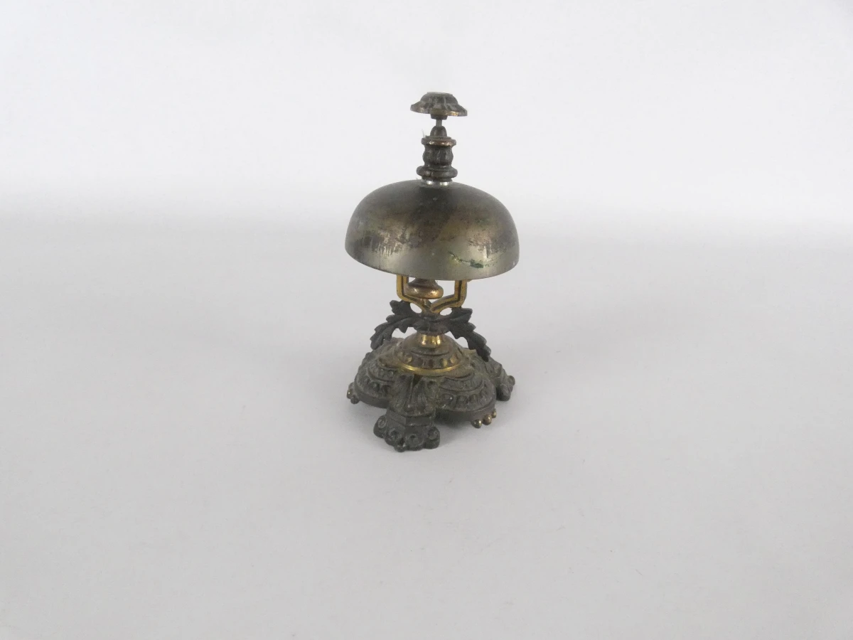 Vintage messing baliebel met decoratief voetstuk