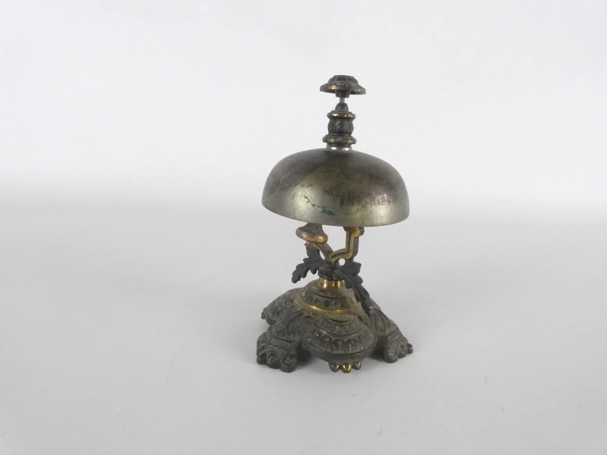 Vintage messing baliebel met decoratief voetstuk