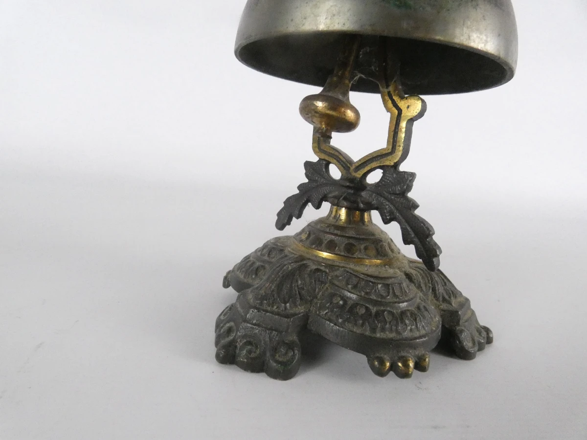 Vintage messing baliebel met decoratief voetstuk