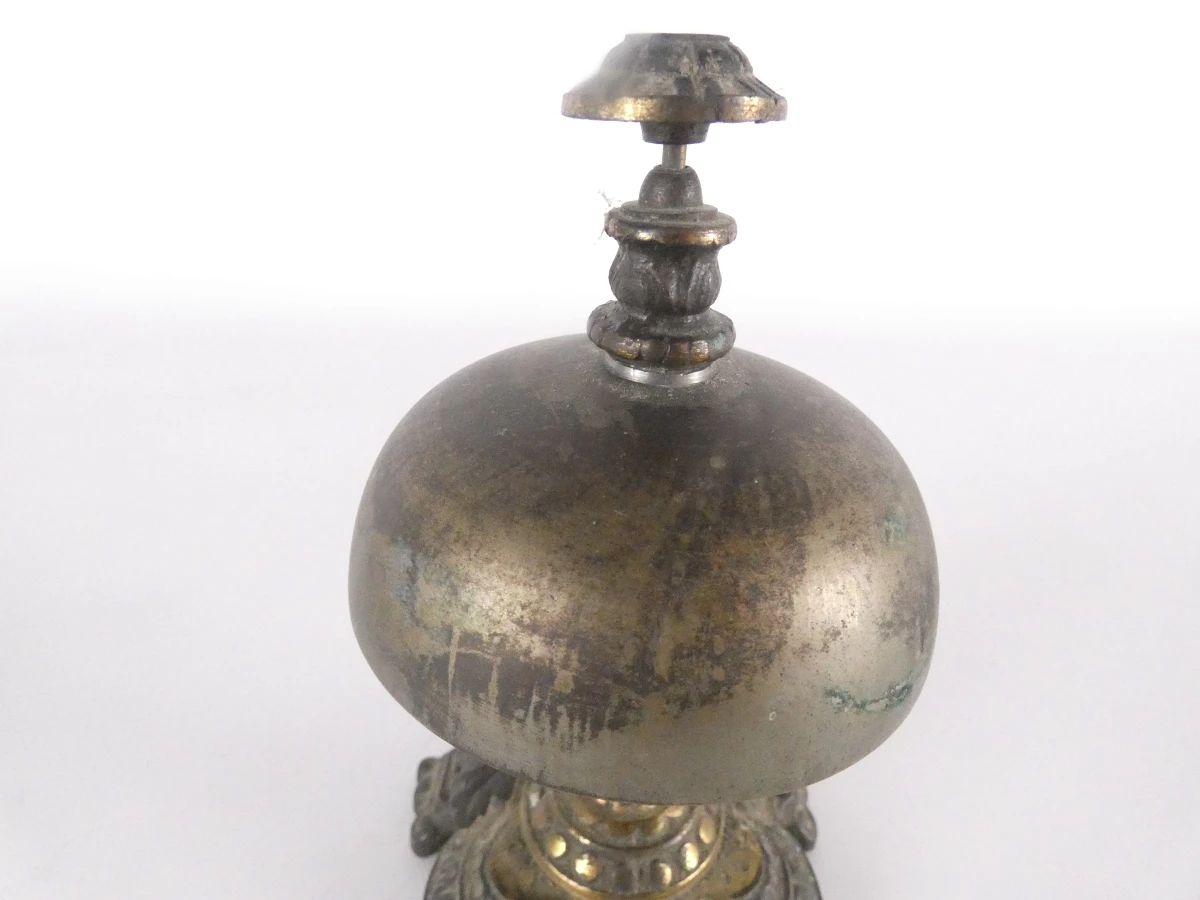 Vintage messing baliebel met decoratief voetstuk
