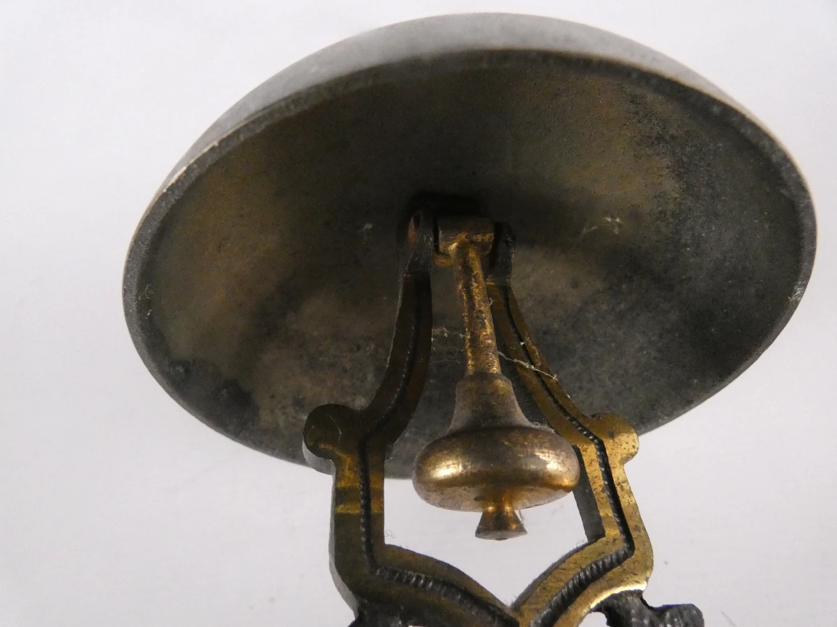 Vintage messing baliebel met decoratief voetstuk