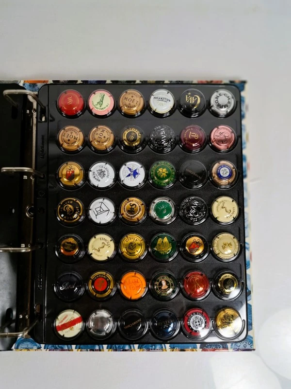 Verzameling champagnecapsules in album
