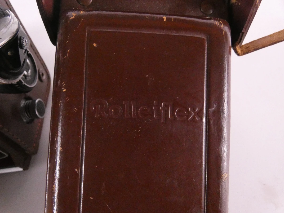 Vintage Rolleiflex camera met accessoires en leren hoes