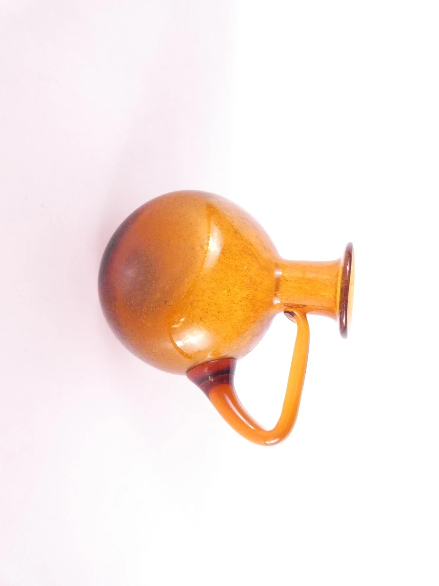 Amberkleurige glazen karaf met handvat