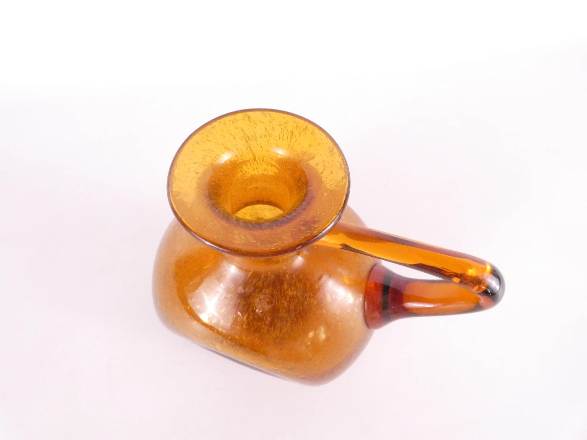 Amberkleurige glazen karaf met handvat