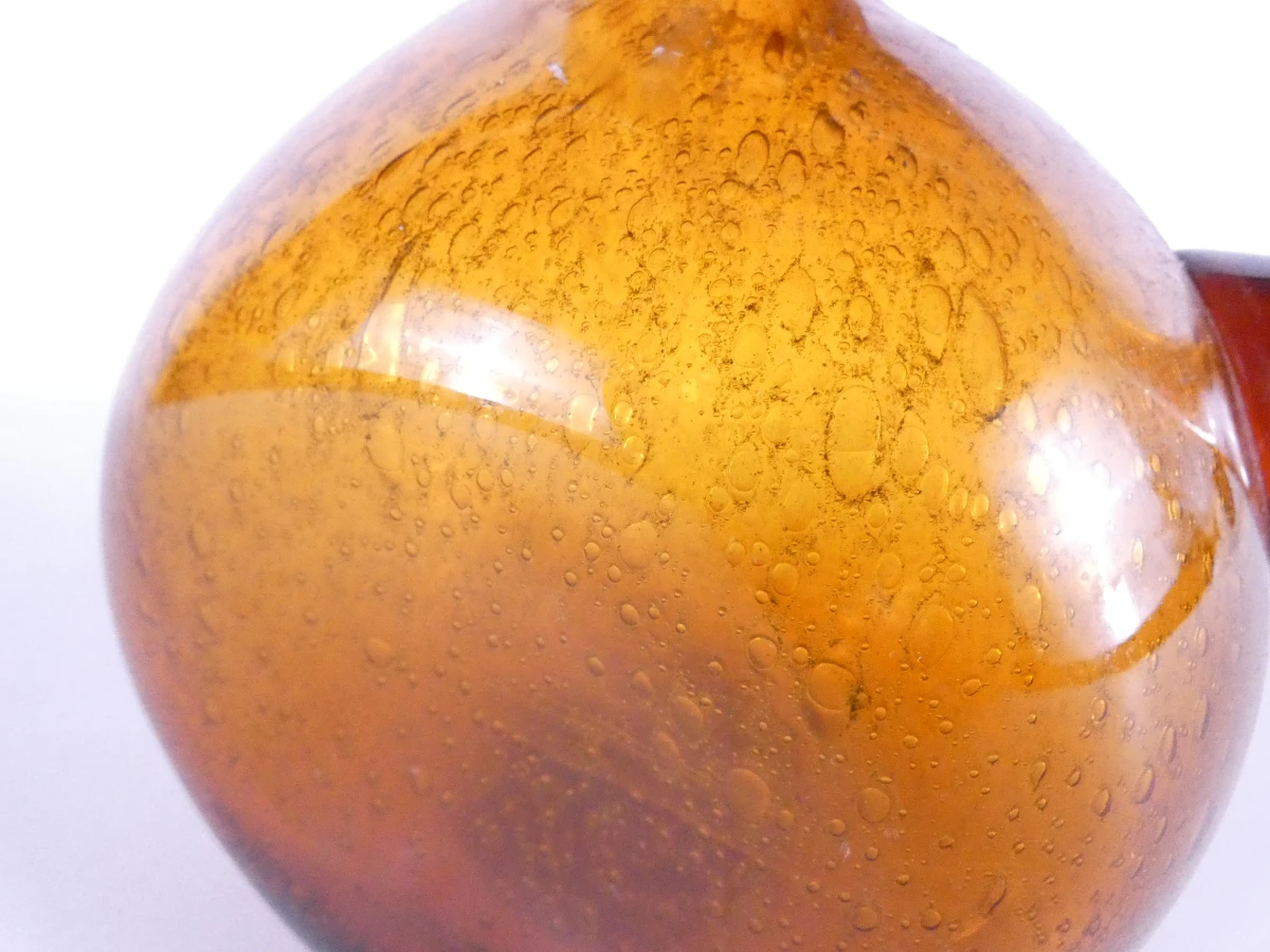 Amberkleurige glazen karaf met handvat