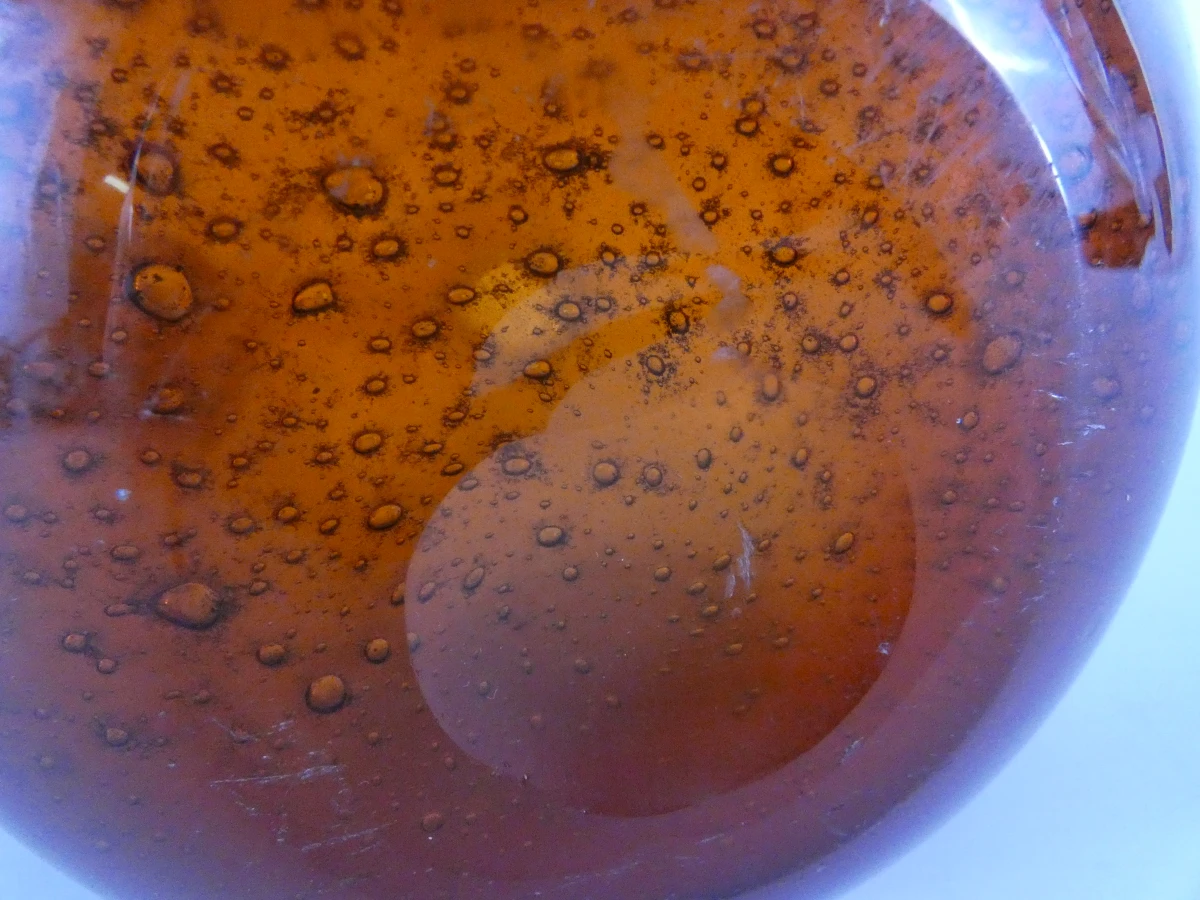 Amberkleurige glazen karaf met handvat