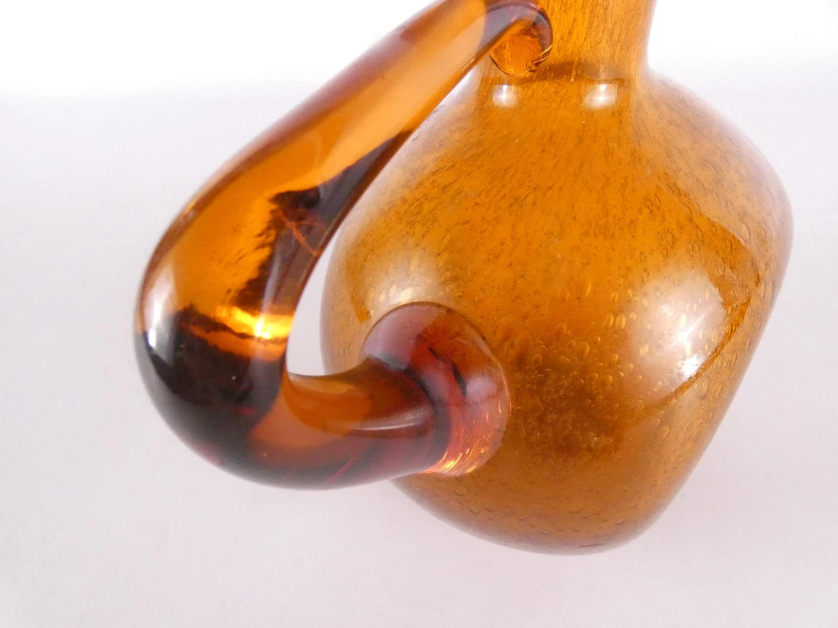 Amberkleurige glazen karaf met handvat