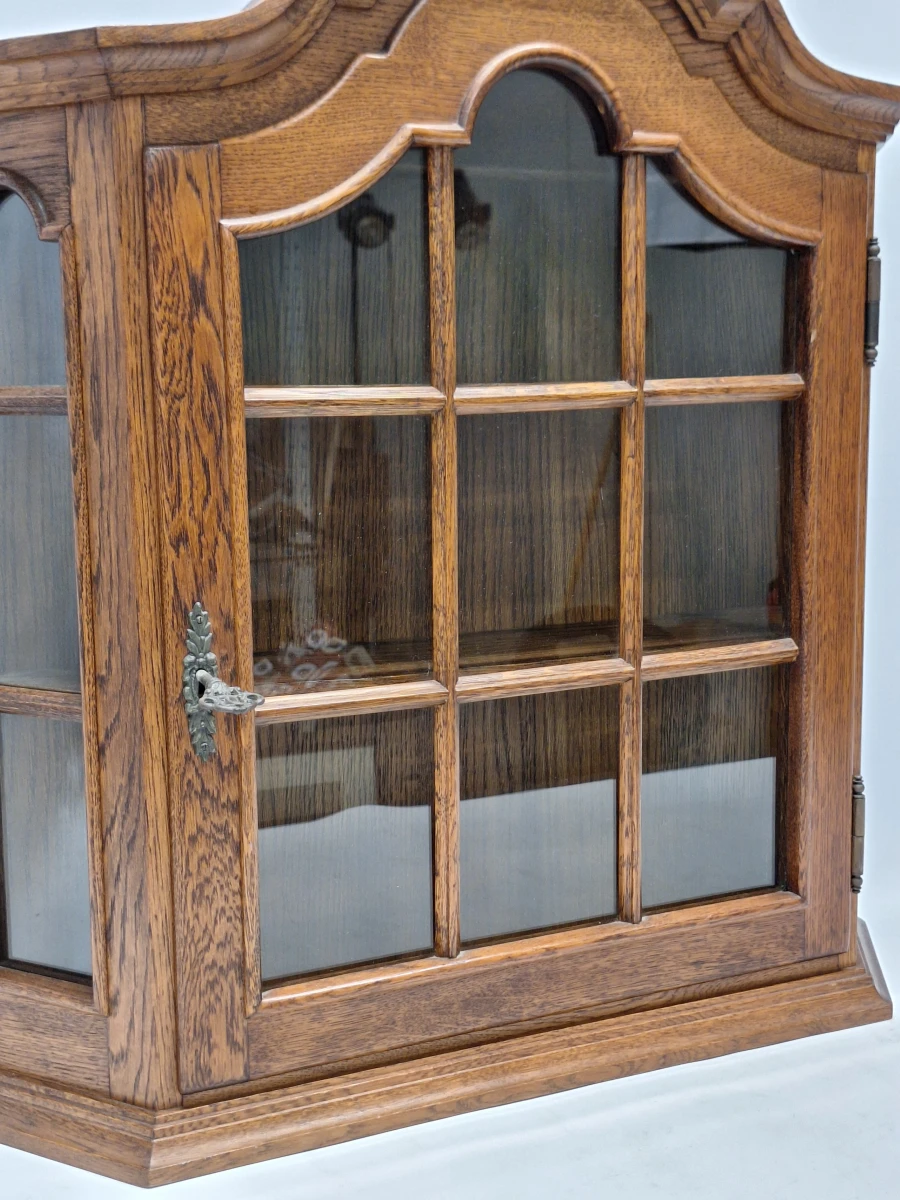 Elegante eikenhouten hangvitrinekast met glas – Klassieke tijdloze uitstraling
