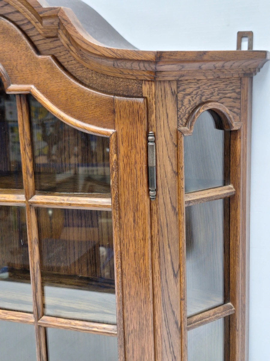Elegante eikenhouten hangvitrinekast met glas – Klassieke tijdloze uitstraling