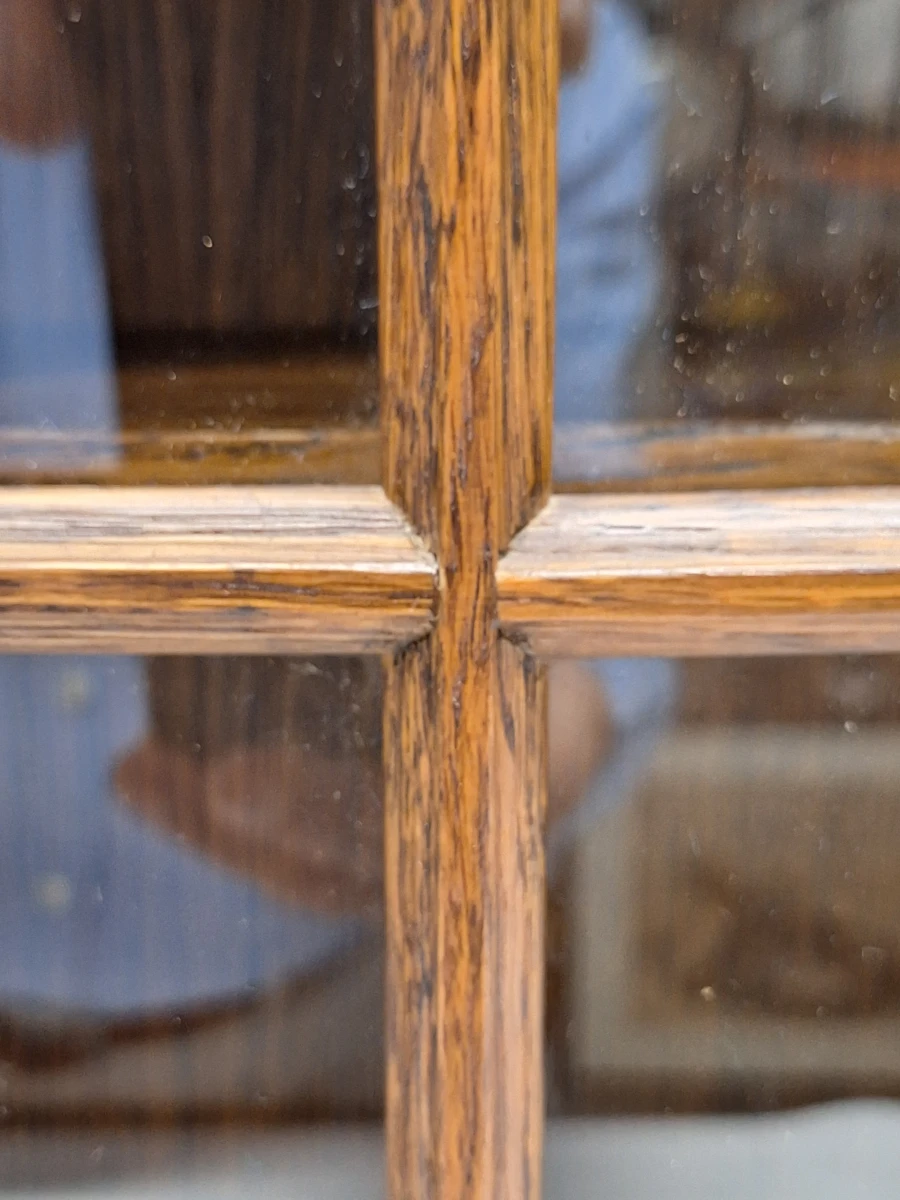Elegante eikenhouten hangvitrinekast met glas – Klassieke tijdloze uitstraling