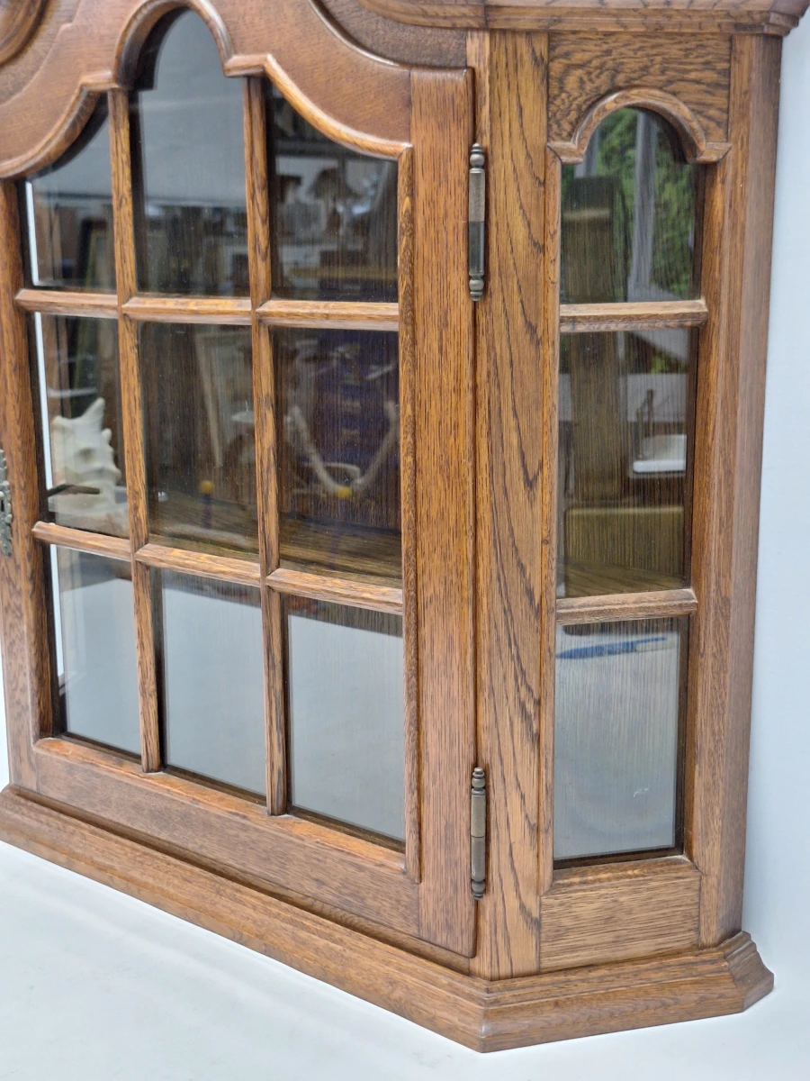 Elegante eikenhouten hangvitrinekast met glas – Klassieke tijdloze uitstraling