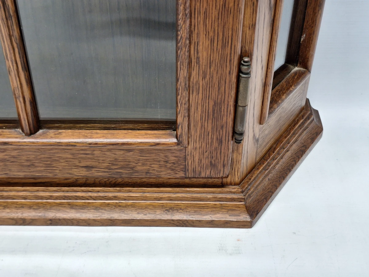 Elegante eikenhouten hangvitrinekast met glas – Klassieke tijdloze uitstraling