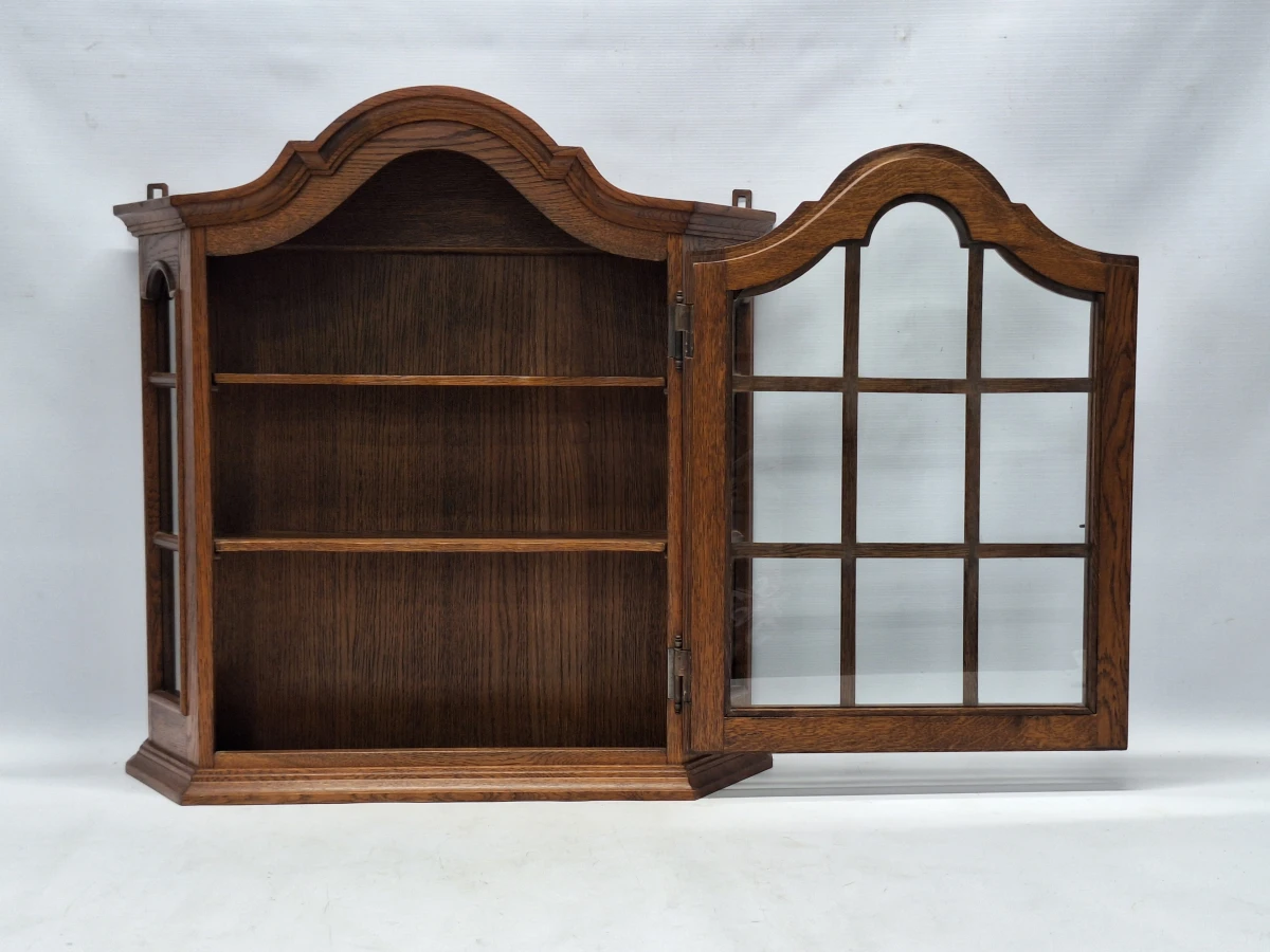 Elegante eikenhouten hangvitrinekast met glas – Klassieke tijdloze uitstraling