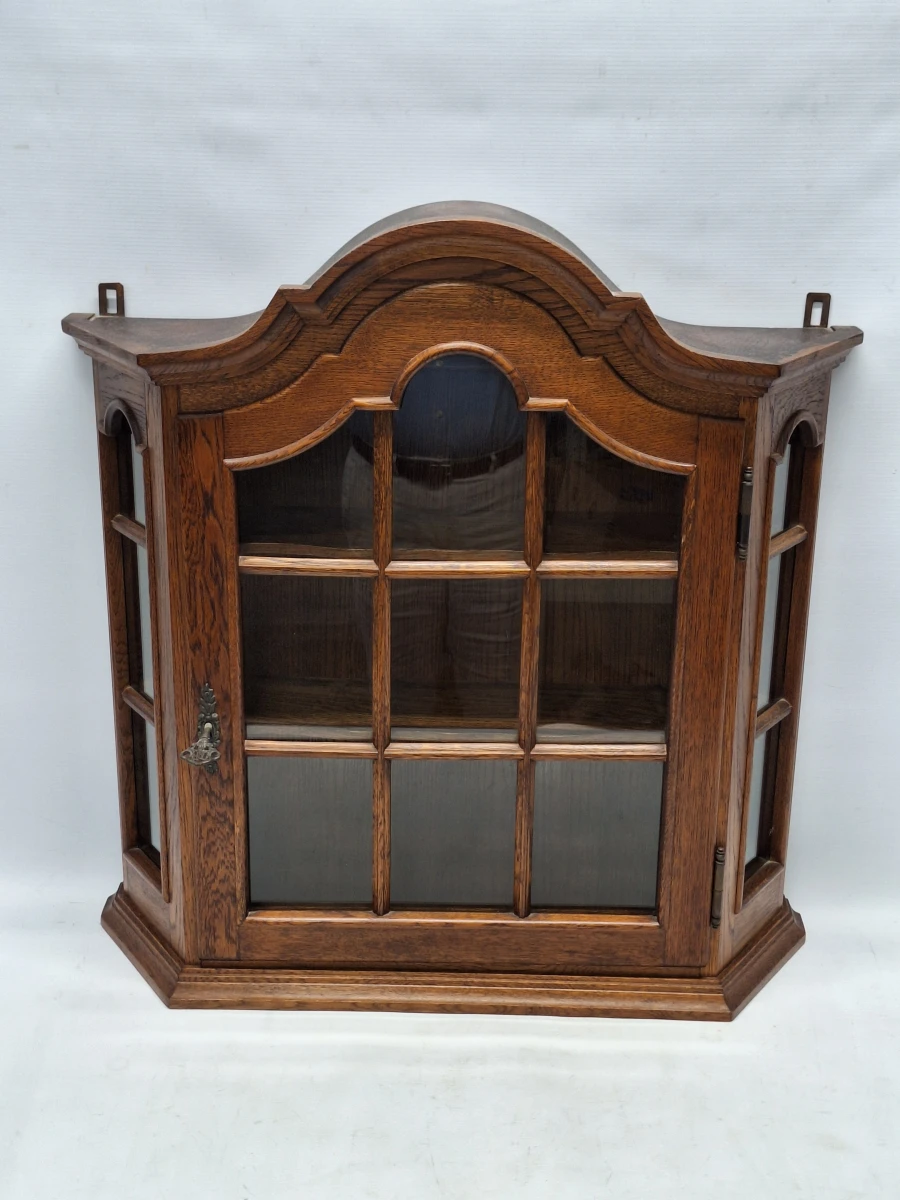Elegante eikenhouten hangvitrinekast met glas – Klassieke tijdloze uitstraling