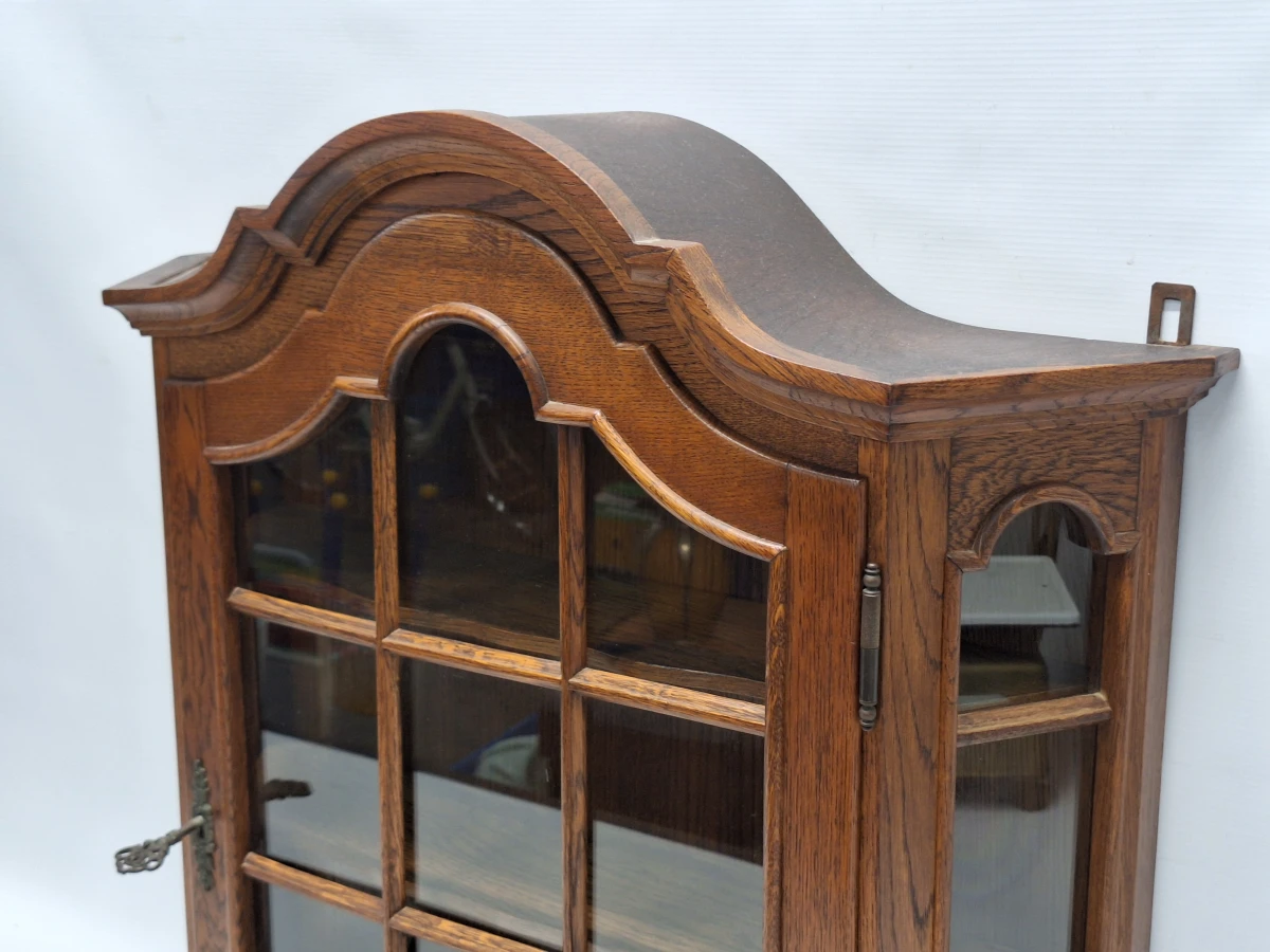 Elegante eikenhouten hangvitrinekast met glas – Klassieke tijdloze uitstraling