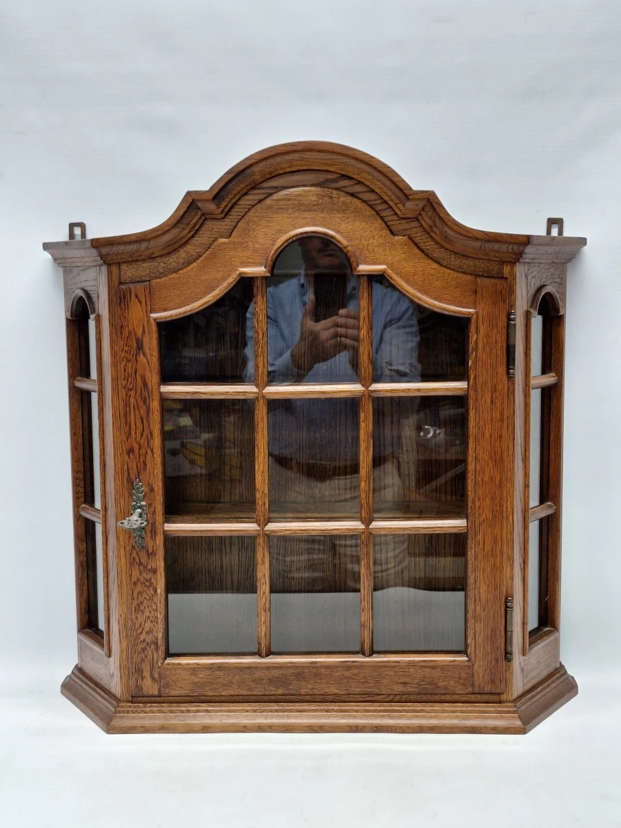 Elegante eikenhouten hangvitrinekast met glas – Klassieke tijdloze uitstraling