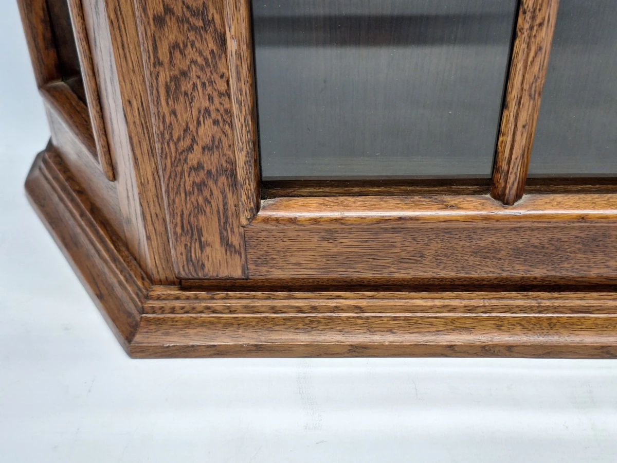 Elegante eikenhouten hangvitrinekast met glas – Klassieke tijdloze uitstraling